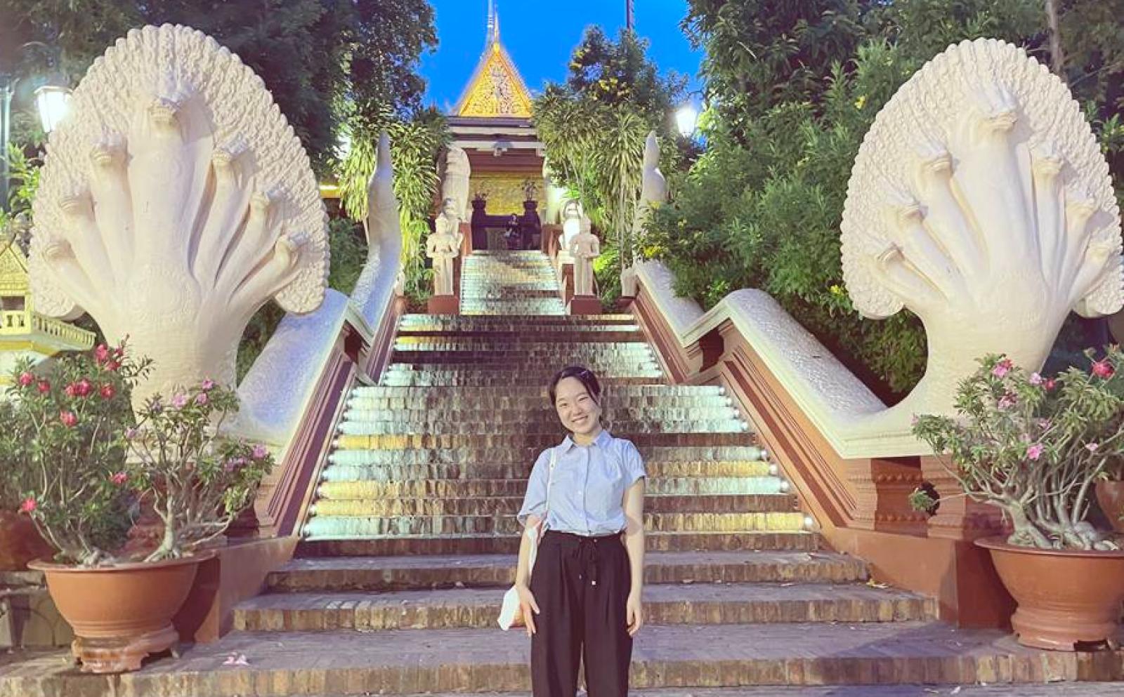 マイクロファイナンスの海外インターンシップ中にカンボジアを刊行する大学生ボランティア・藤原 彩乃さん